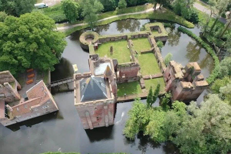 Cropped Drone Ruine2