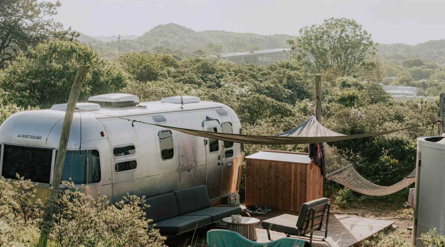 Airstream in de duinen ochtend