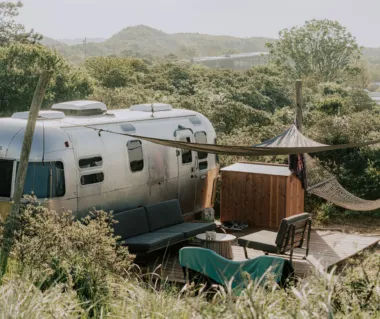 Airstream in de duinen ochtend